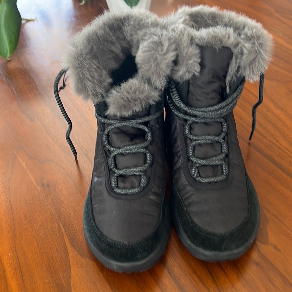 Columbia waterproof boot with fur lining